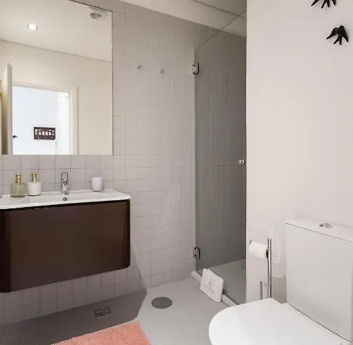 Host Wise - Lovely Shinny Flats With Balcony - Clerigos * Oporto