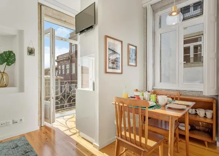 Host Wise - Lovely Shinny Flats With Balcony - Clerigos Appartement Oporto