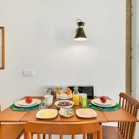 Host Wise - Lovely Shinny Flats With Balcony - Clerigos * Oporto