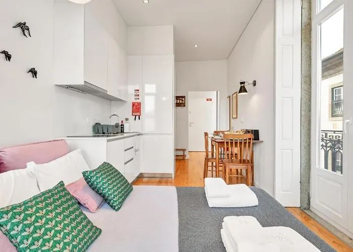 Host Wise - Lovely Shinny Flats With Balcony - Clerigos Oporto