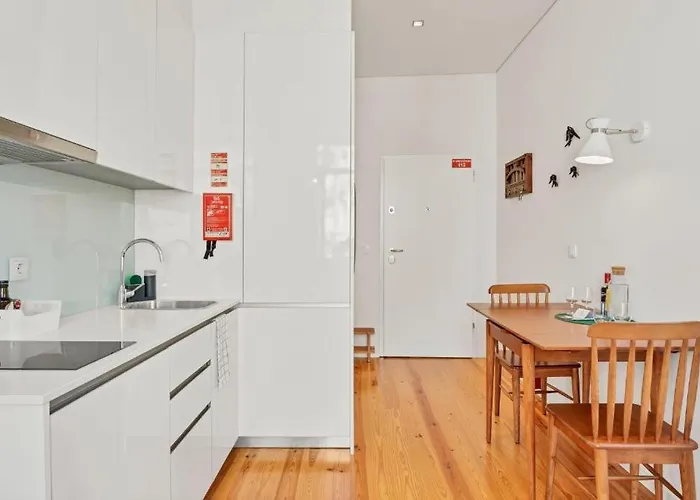 Host Wise - Lovely Shinny Flats With Balcony - Clerigos Apartamento Oporto