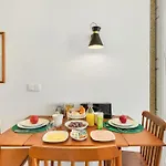 Host Wise - Lovely Shinny Flats With Balcony - Clerigos * Porto