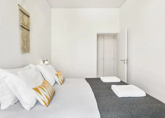 Appartamento Host Wise - Lovely Shinny Flats With Balcony - Clerigos Oporto