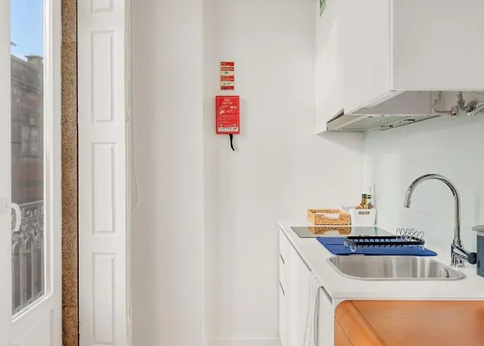 Host Wise - Lovely Shinny Flats With Balcony - Clerigos Porto