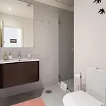 Host Wise - Lovely Shinny Flats With Balcony - Clerigos * Porto