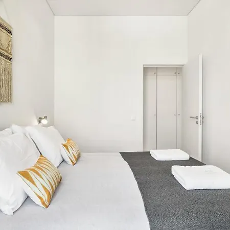 Apartment Host Wise - Lovely Shinny Flats With Balcony - Clerigos Porto