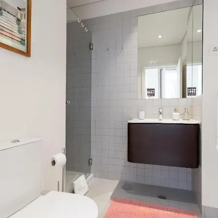 Host Wise - Lovely Shinny Flats With Balcony - Clerigos Apartment Porto