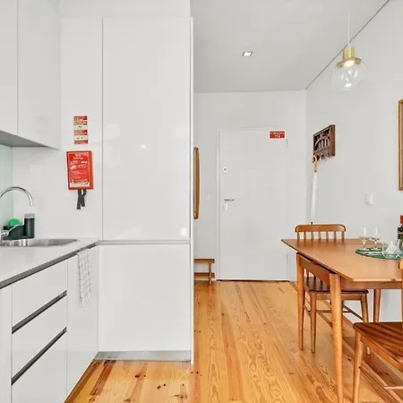 Апартаменты Host Wise - Lovely Shinny Flats With Balcony - Clerigos Порту