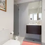 Host Wise - Lovely Shinny Flats With Balcony - Clerigos Apartment Porto